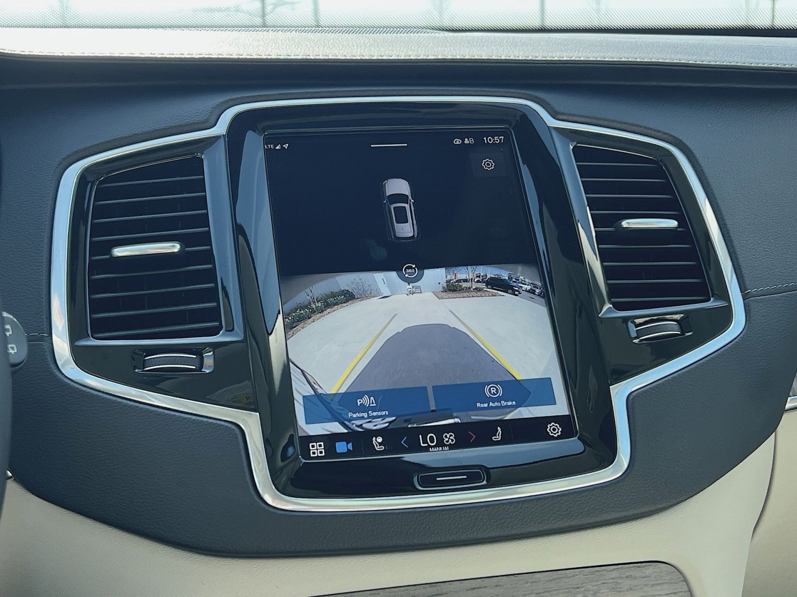 Used 2023 Volvo XC90 B6 Ultimate w/ Protection Package Premier image 19