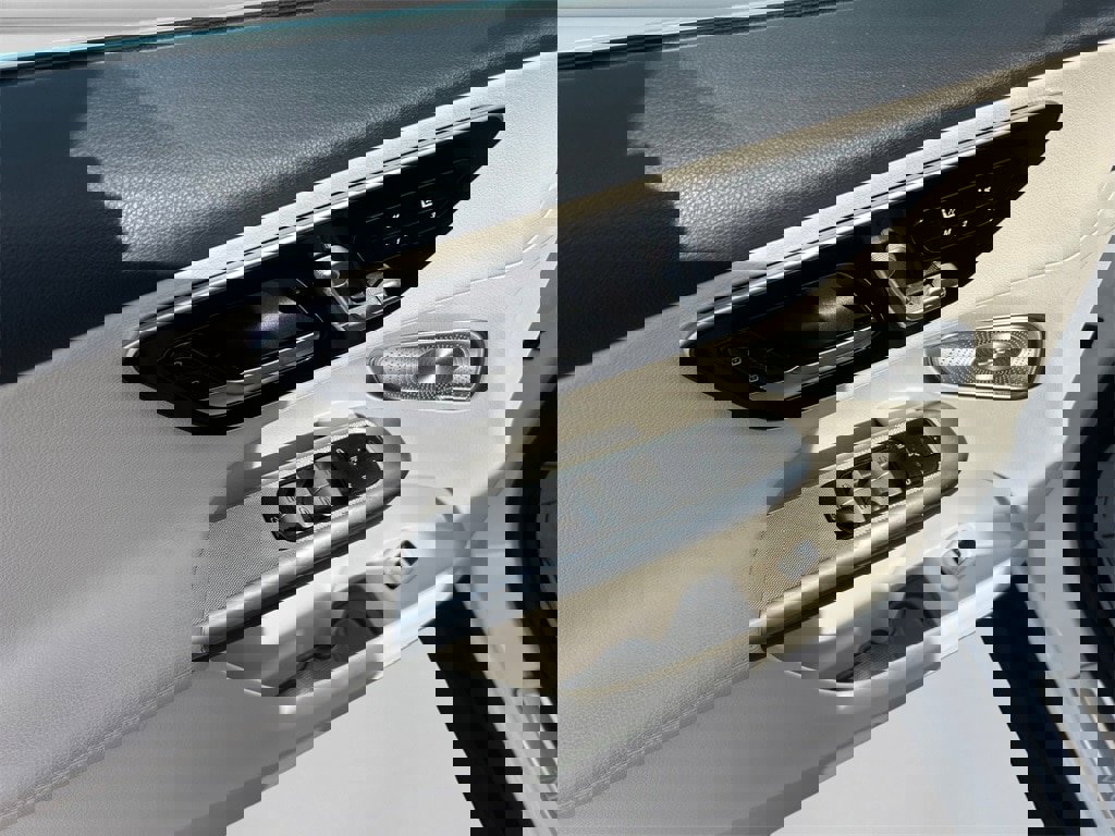 Used 2025 Mercedes-Benz GLC 300 4MATIC image 14