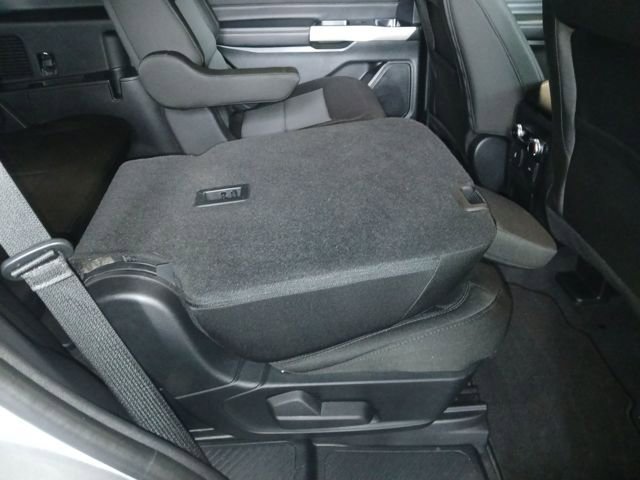 Used 2023 Ford Explorer XLT image 46