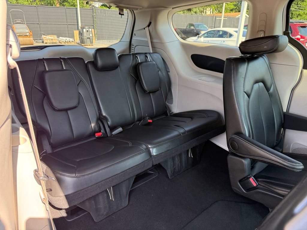 Used 2024 Chrysler Pacifica Touring-L FWD image 22