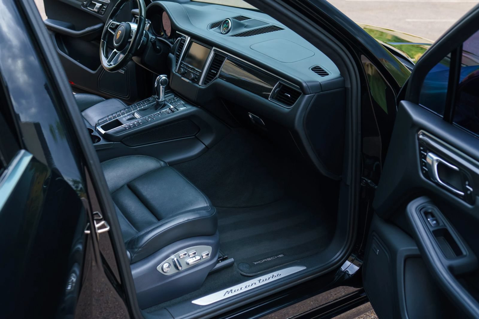 Used 2015 Porsche Macan Turbo AWD/4WD image 18