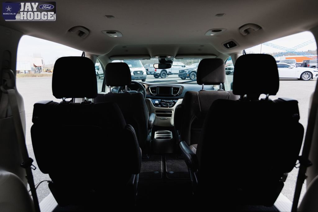 Used 2023 Chrysler Voyager LX image 7