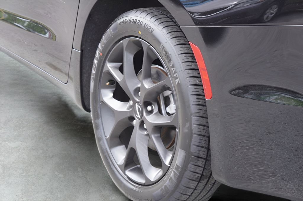 Used 2025 Chrysler Pacifica Limited image 9