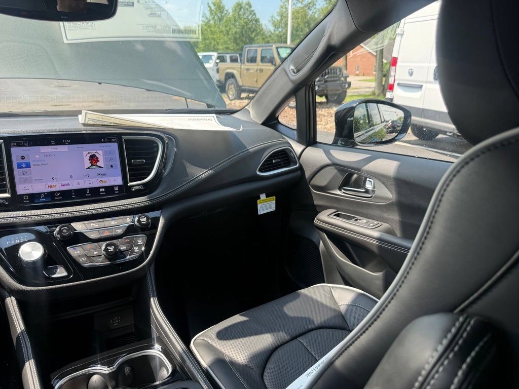 New 2027 Chrysler Pacifica Limited FWD image 37