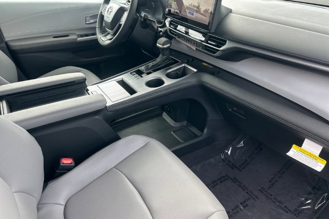 Certified 2026 Toyota Sienna XLE FWD image 21