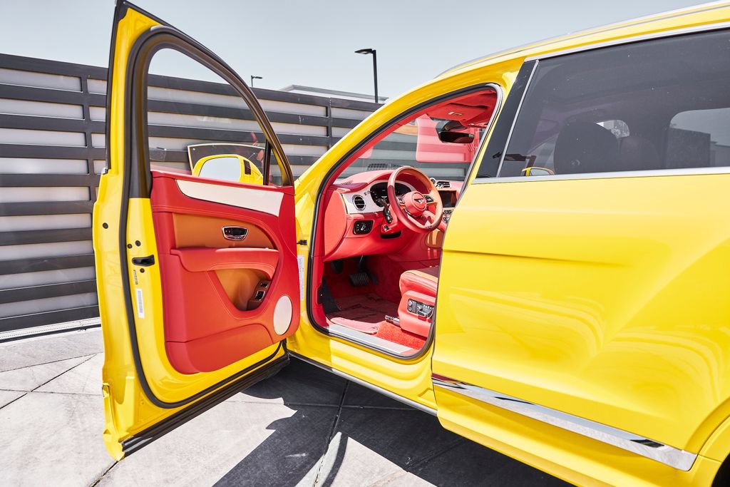Used 2023 Bentley Bentayga AWD/4WD image 28