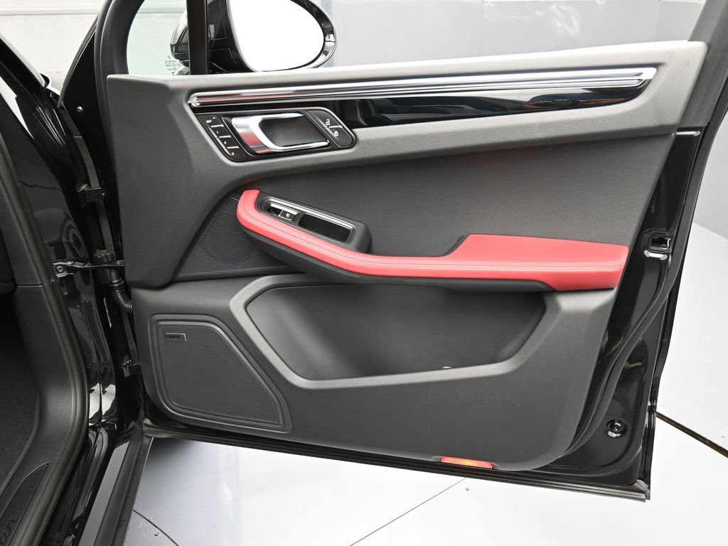 Certified 2025 Porsche Macan AWD/4WD image 29