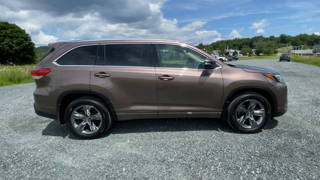 Certified 2018 Toyota Highlander Limited Platinum w/ Carpet Mat Package (TMS) AWD/4WD image 9