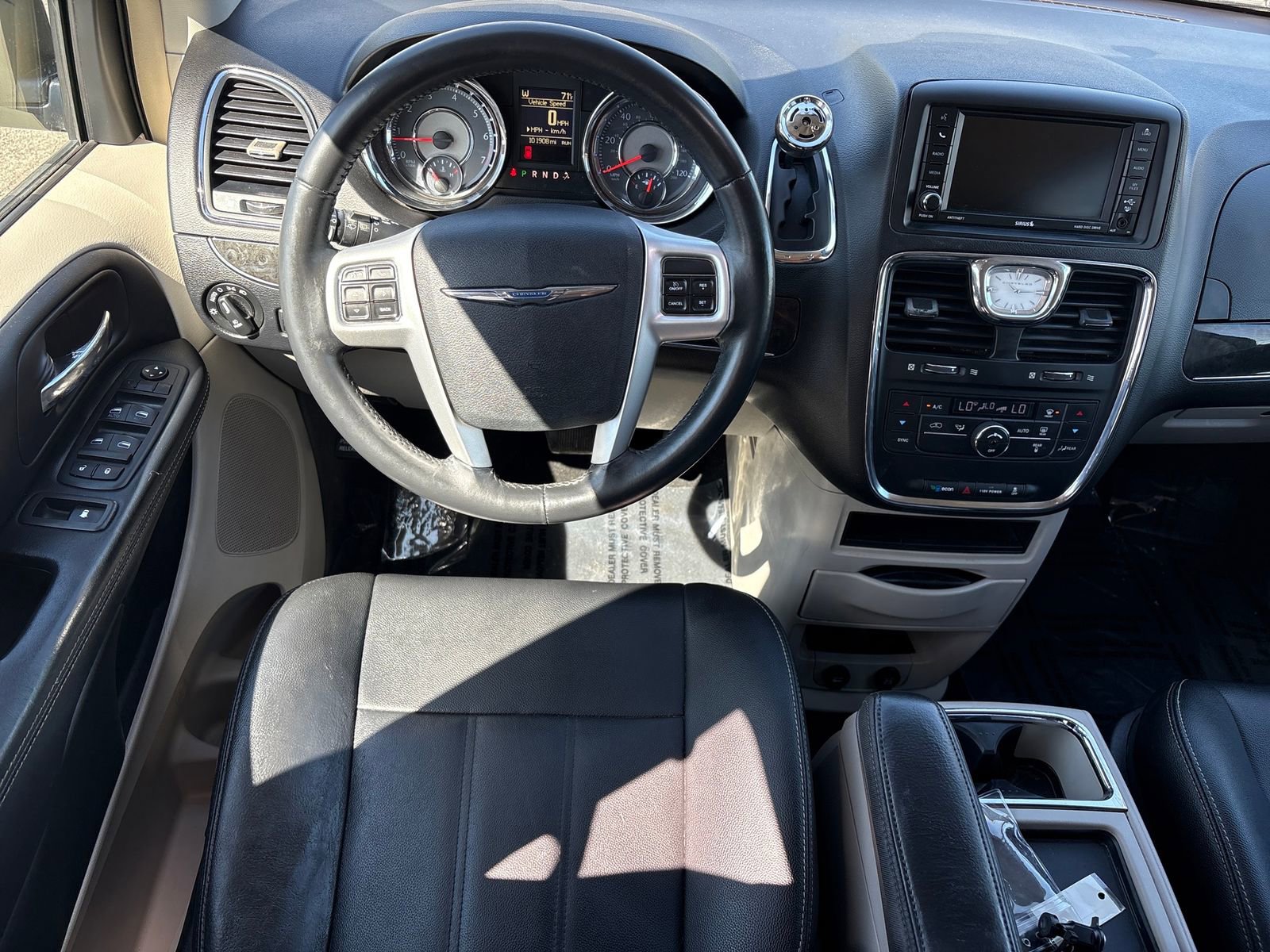 Used 2016 Chrysler Town & Country Touring FWD image 13