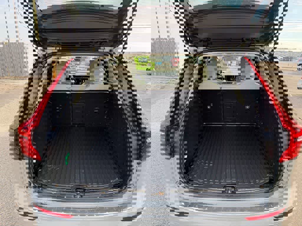 Used 2024 Volvo XC60 B5 Plus w/ Protection Package Premier image 16