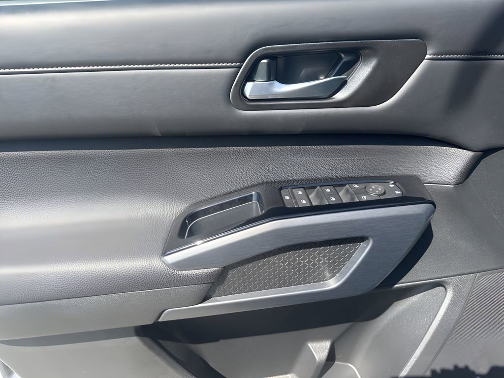 Used 2025 Nissan Pathfinder SL AWD/4WD image 27