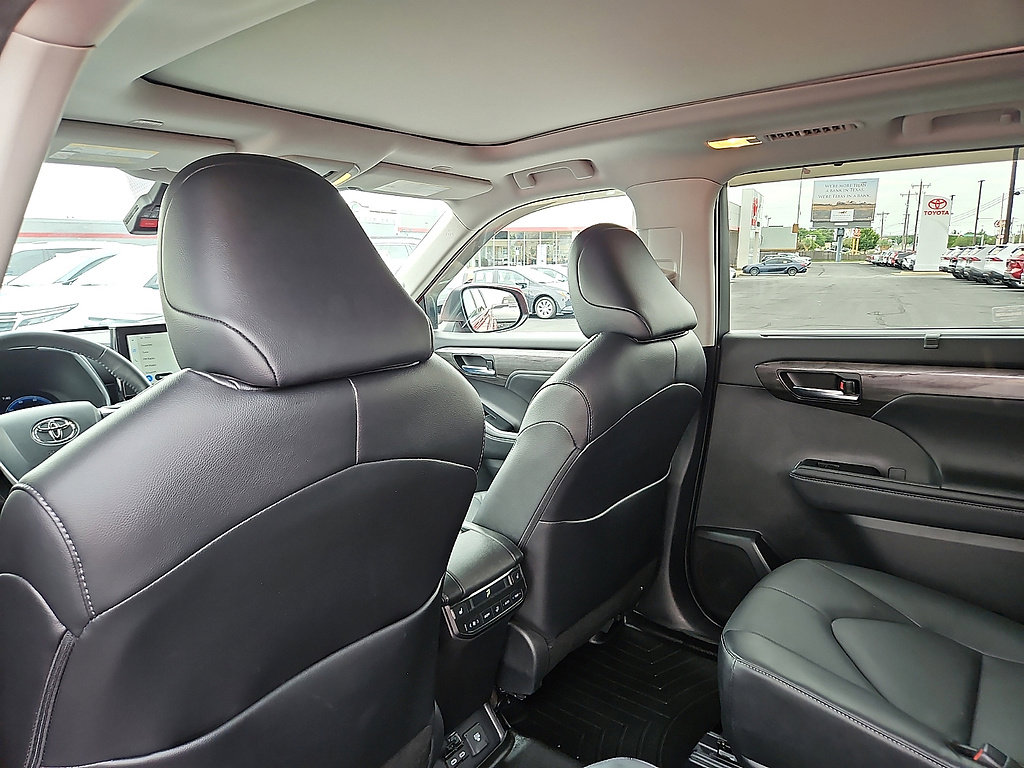 Used 2024 Toyota Highlander Platinum AWD/4WD image 9