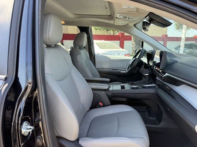 Used 2025 Toyota Sienna XLE FWD image 31