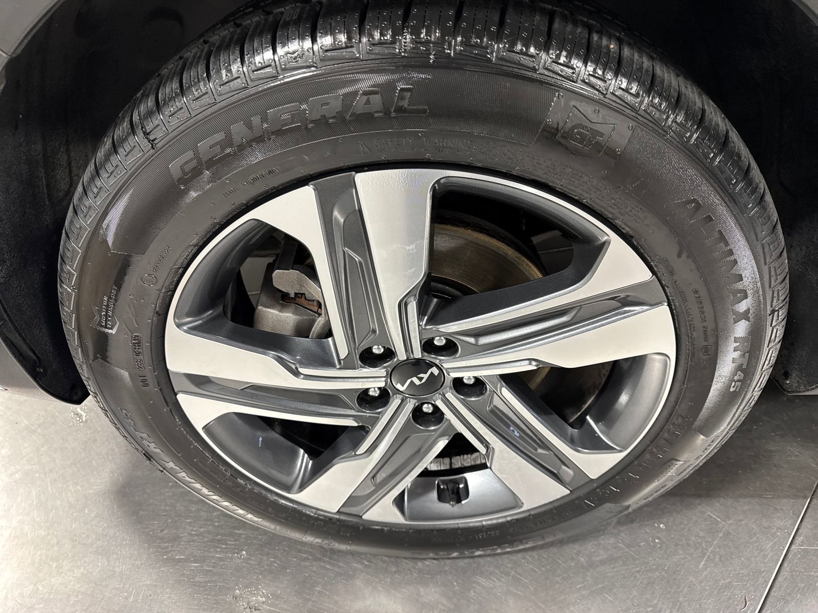 Certified 2022 Kia Sorento EX AWD/4WD image 2