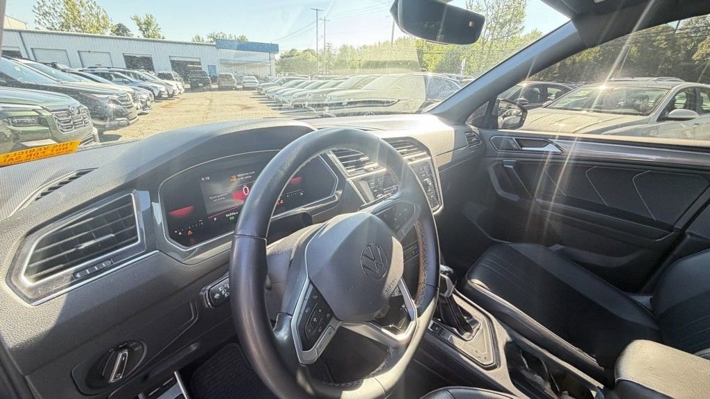 Used 2023 Volkswagen Tiguan SE R-Line FWD image 16