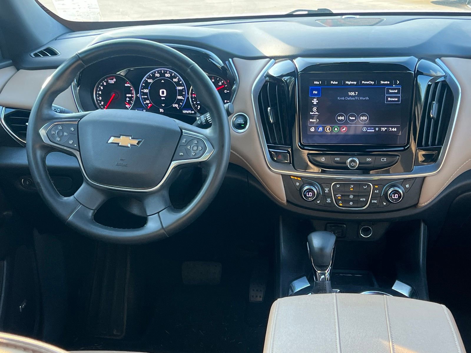Used 2023 Chevrolet Traverse Premier FWD image 21
