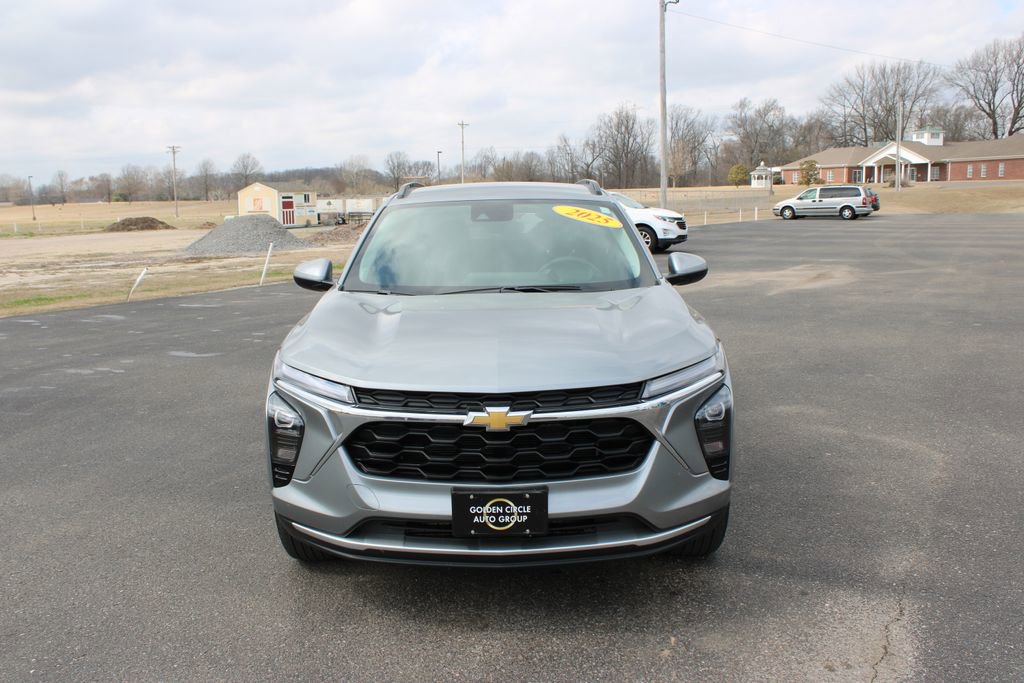 Used 2025 Chevrolet Trax LT image 3