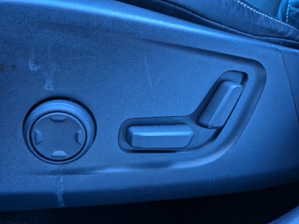 Used 2020 Volvo XC40 T5 R-Design image 19