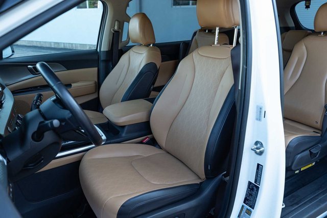 Used 2024 Kia Carnival LX image 13