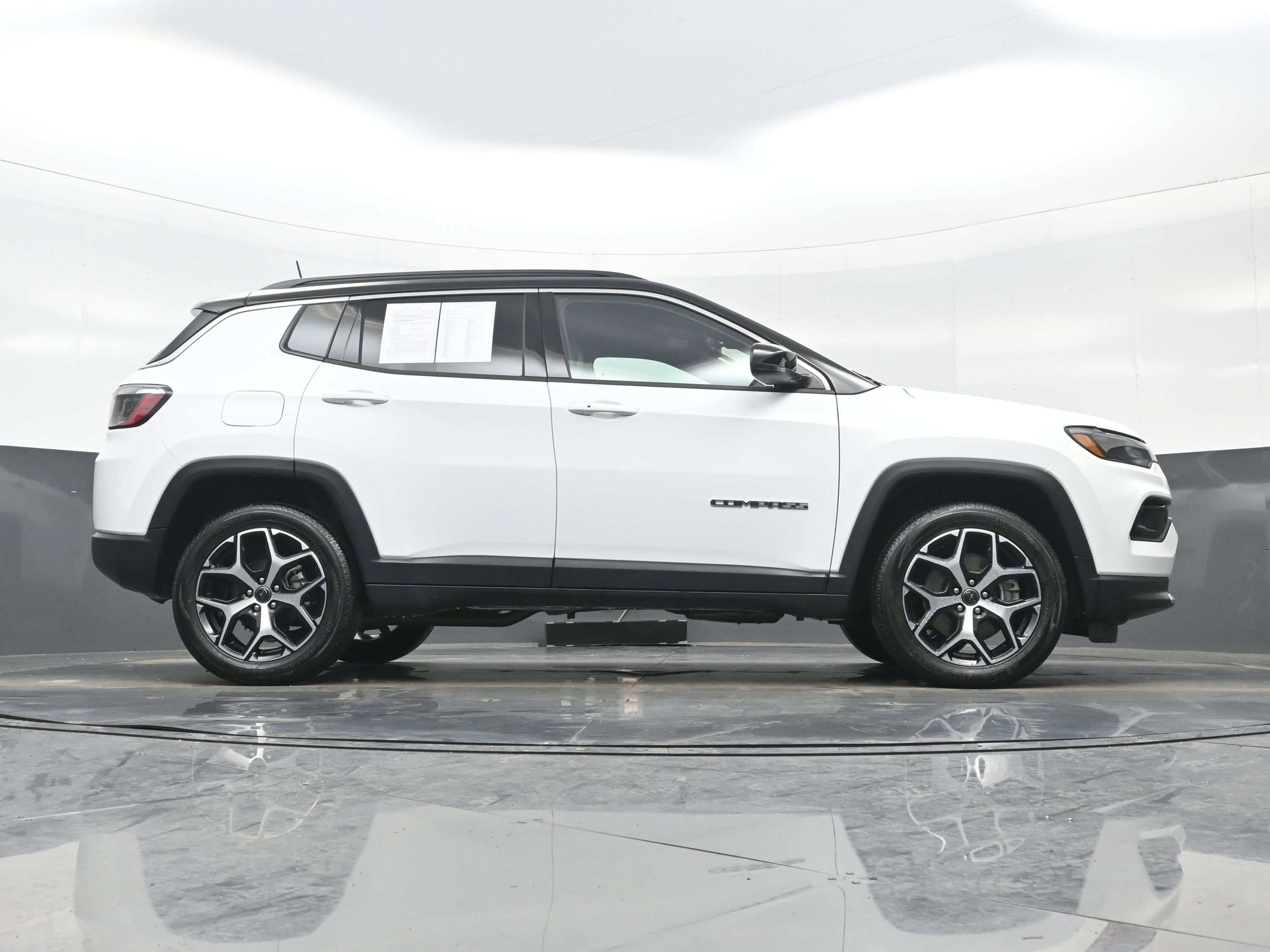 Used 2025 Jeep Compass Limited image 31