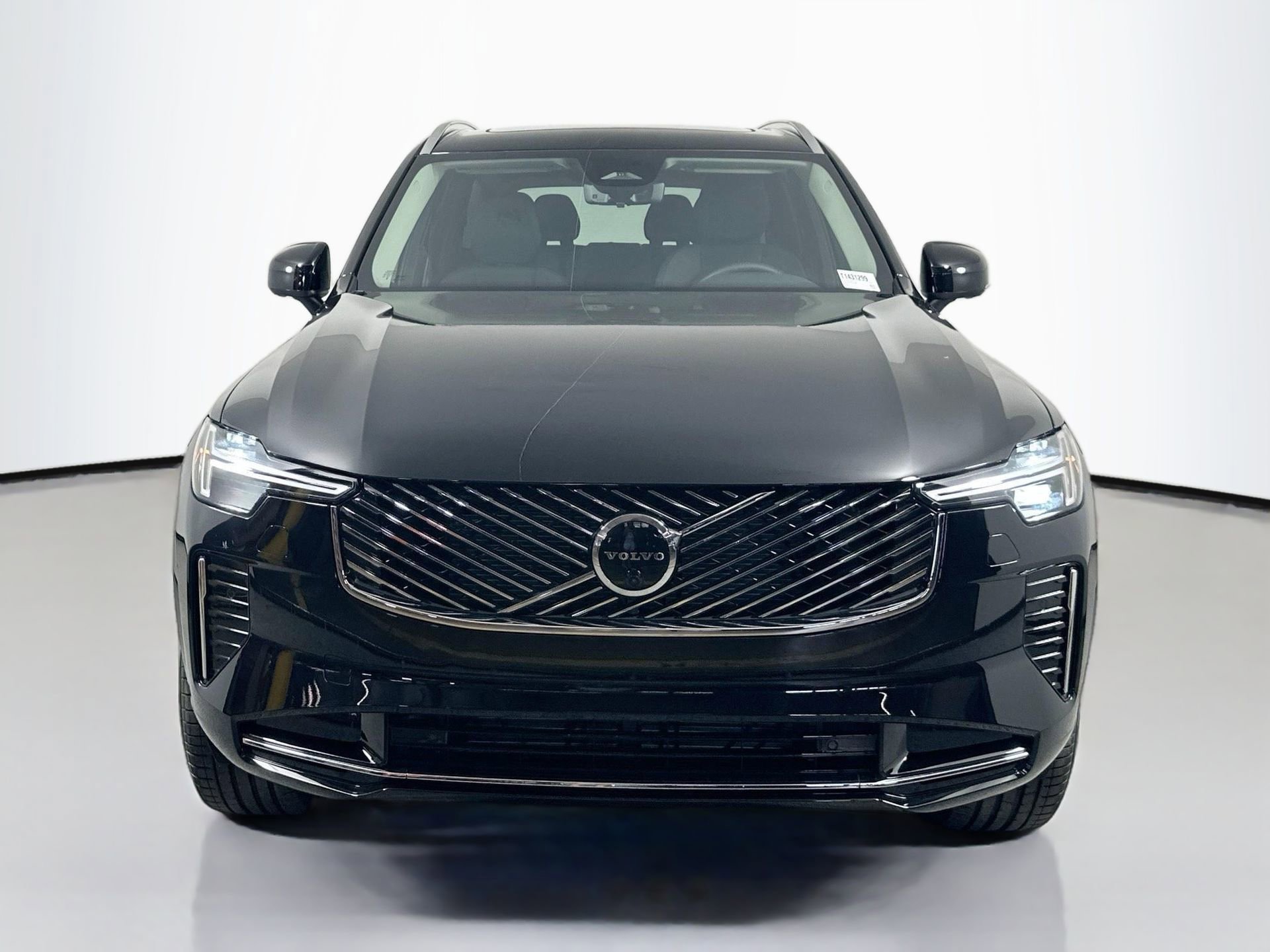 New 2026 Volvo XC90 B5 Plus w/ Protection Package Premier AWD/4WD image 2