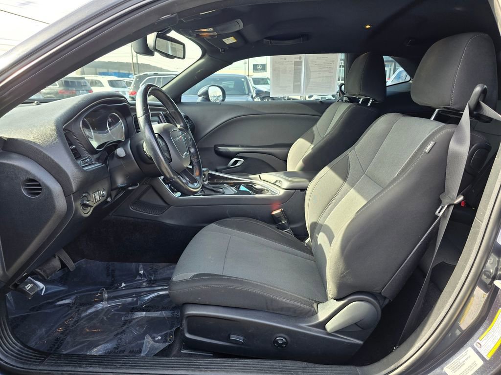 Used 2016 Dodge Challenger SXT w/ Driver Convenience Group image 17