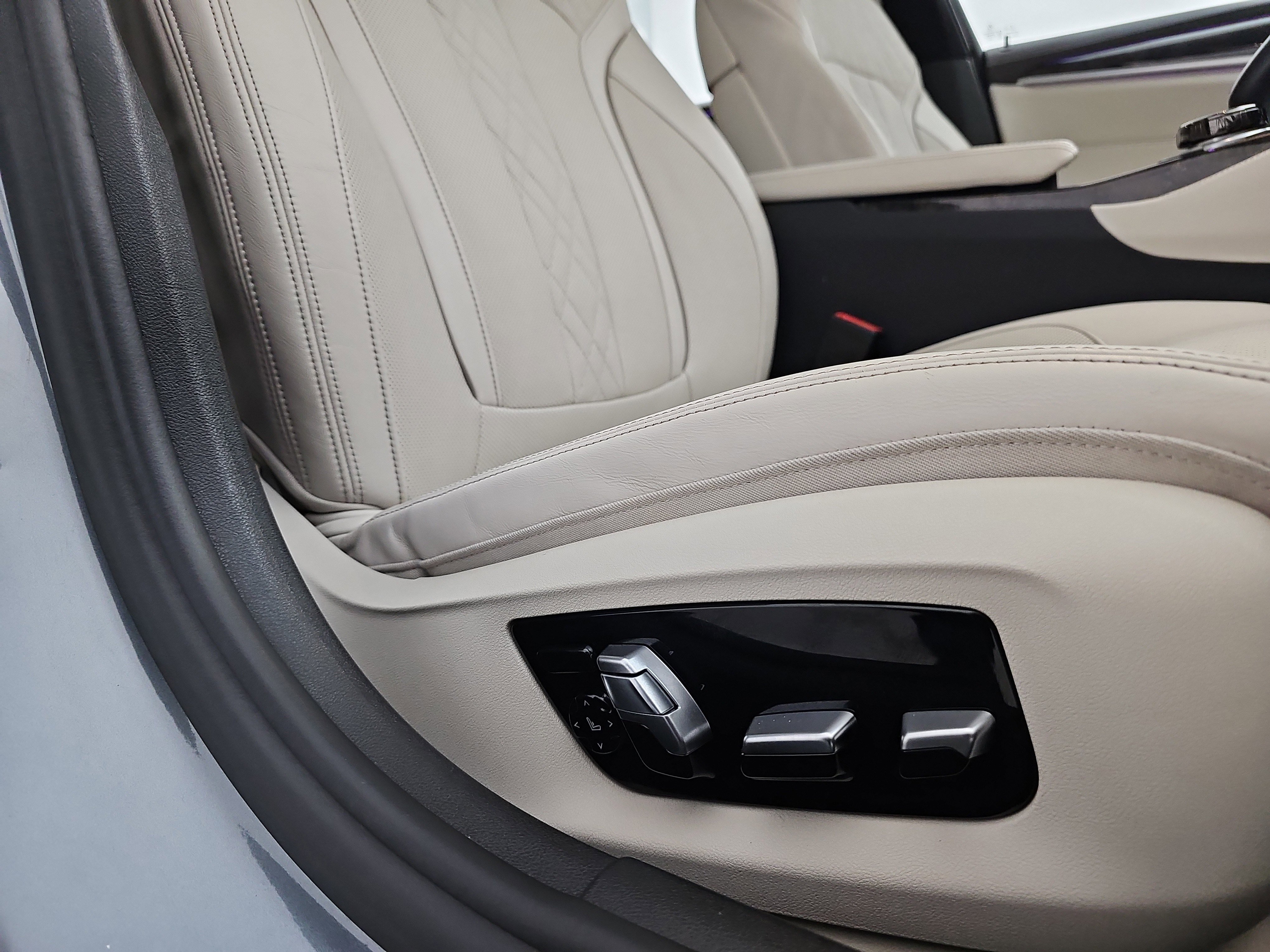 Used 2018 BMW M550i xDrive image 16