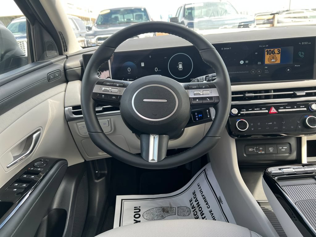 Used 2025 Hyundai Tucson Limited AWD/4WD image 16