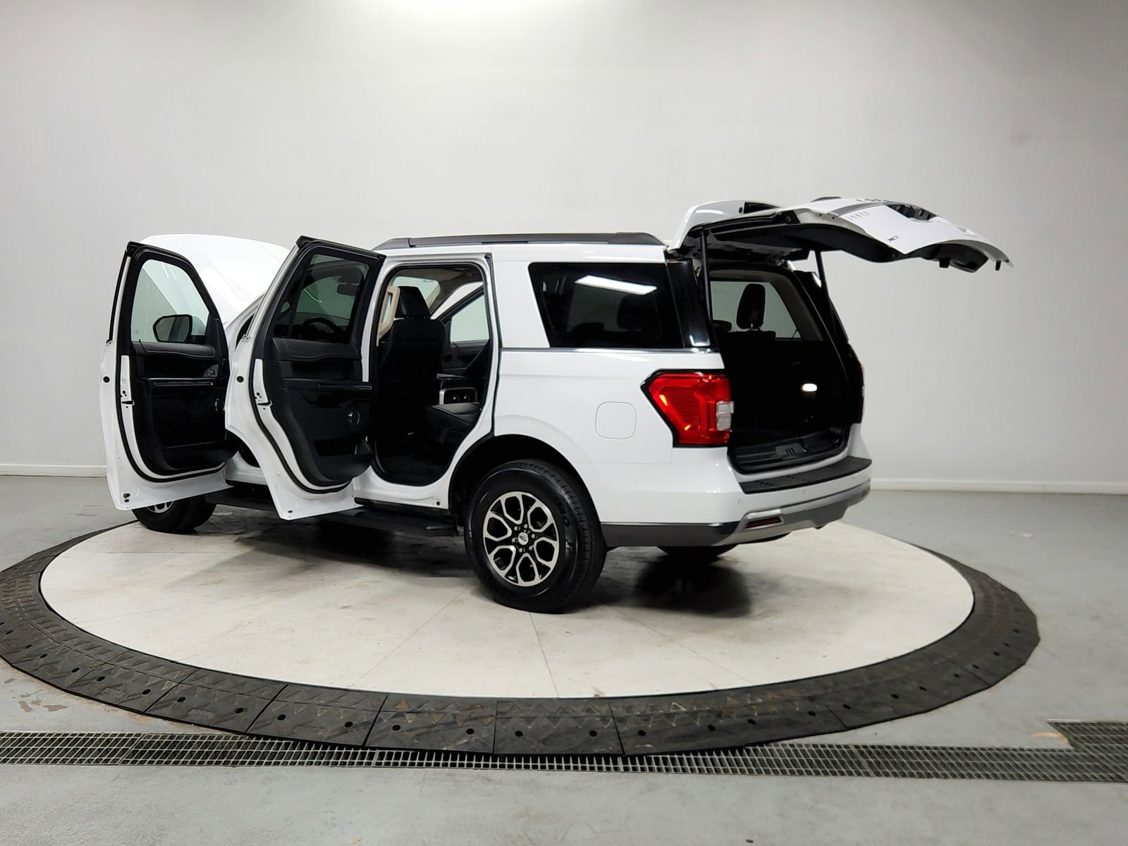 Used 2024 Ford Expedition XLT image 13