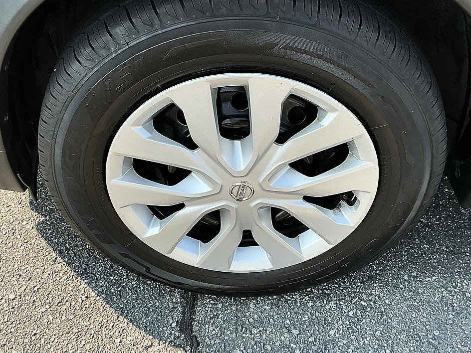 Used 2017 Nissan Rogue S AWD/4WD image 9