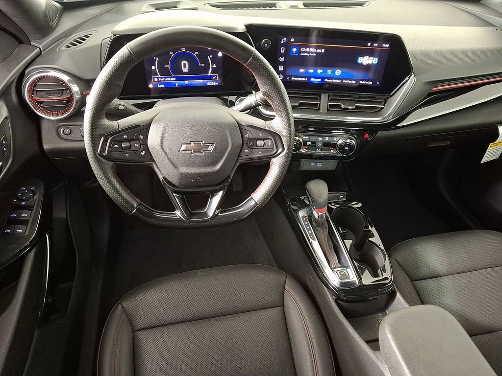 Used 2025 Chevrolet Trax RS image 2