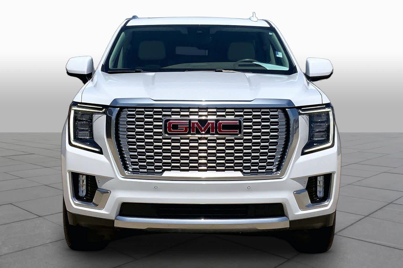 Used 2023 GMC Yukon Denali w/ Advanced Technology Package AWD/4WD image 4