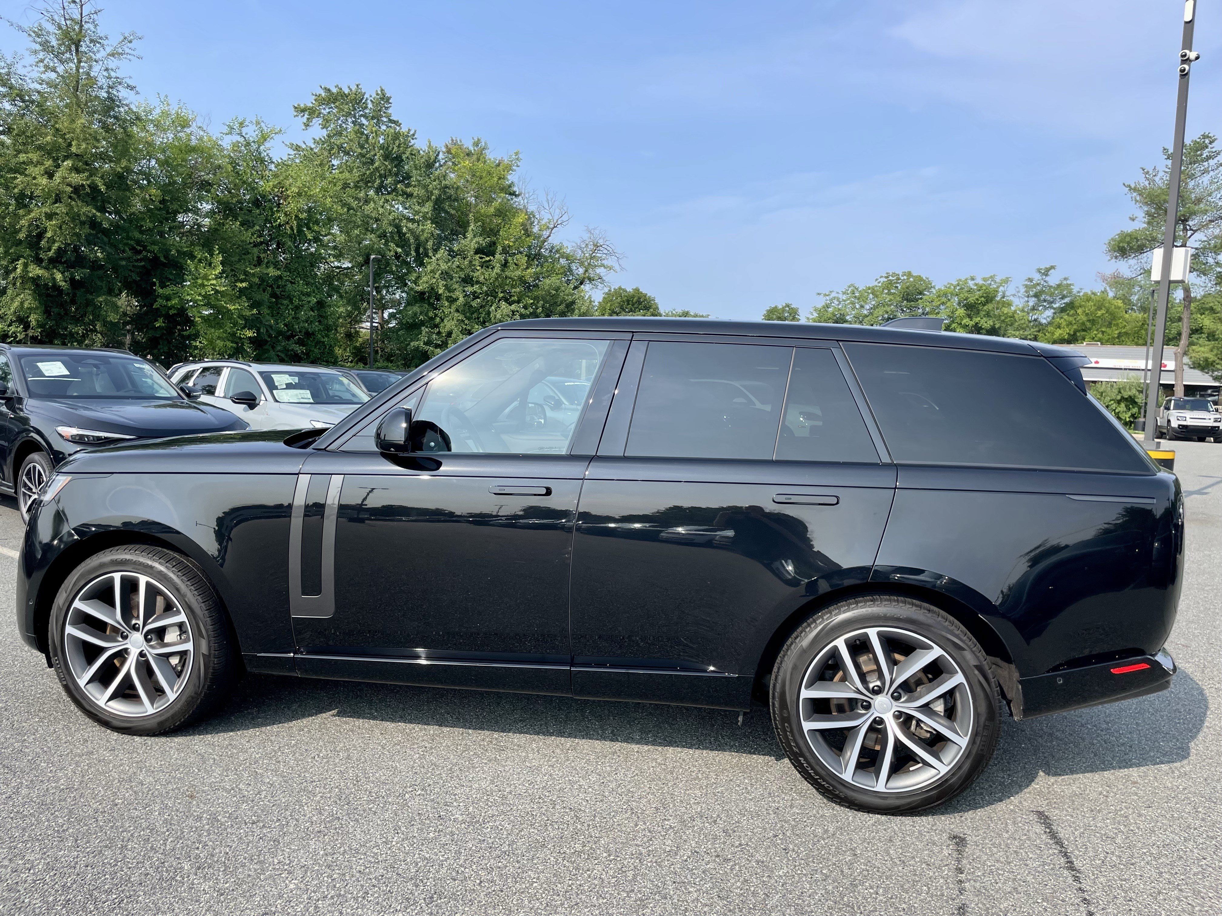 Used 2025 Land Rover Range Rover SE AWD/4WD image 5