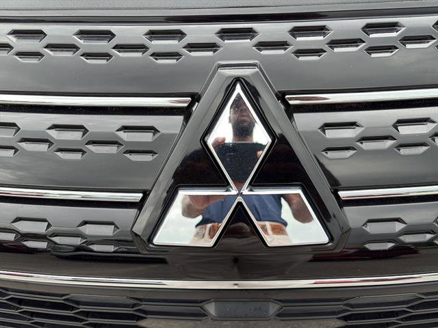 Used 2023 Mitsubishi Outlander SE FWD image 11