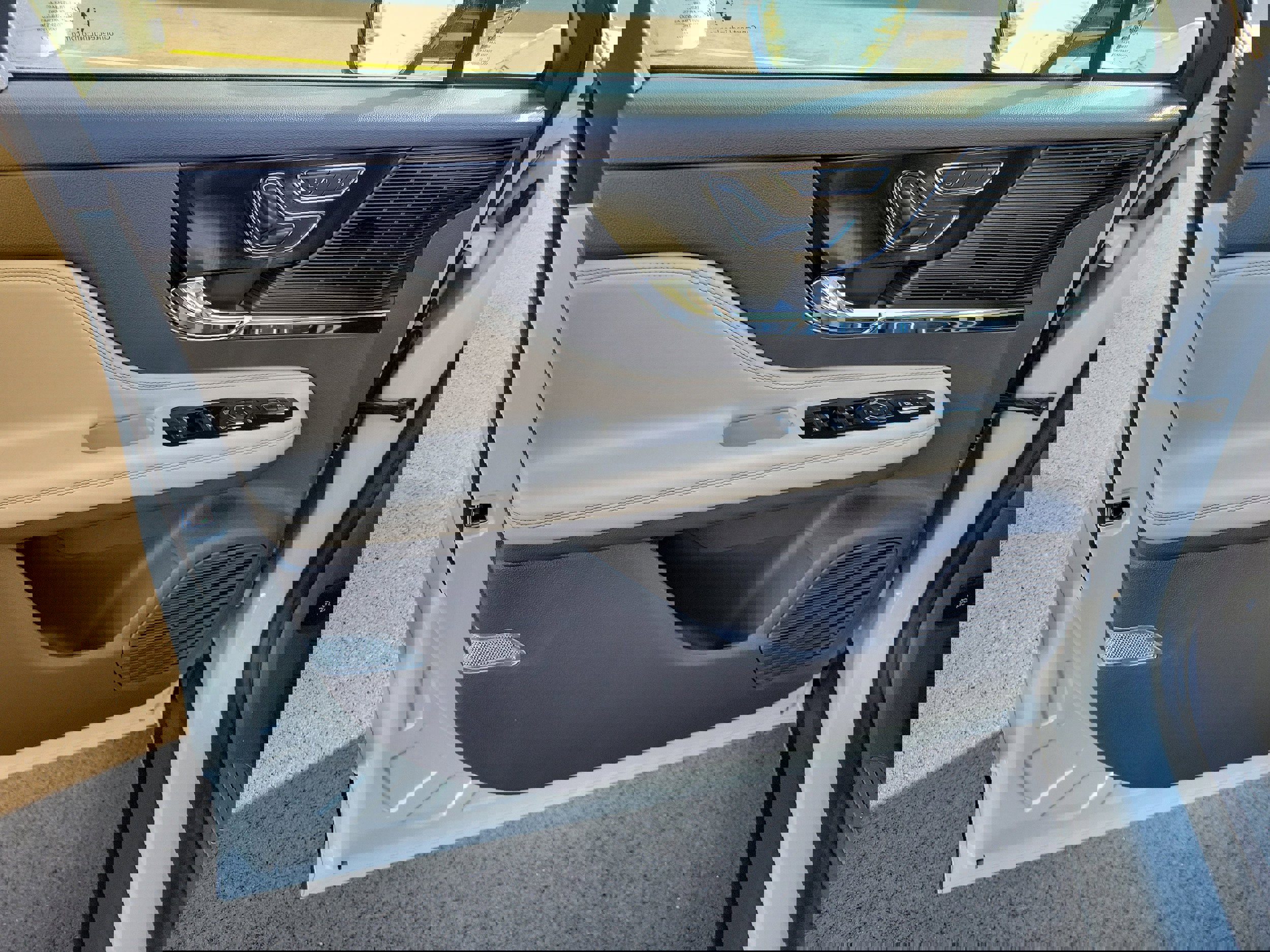 Used 2022 Lincoln Corsair Reserve w/ Equipment Group 201A image 16