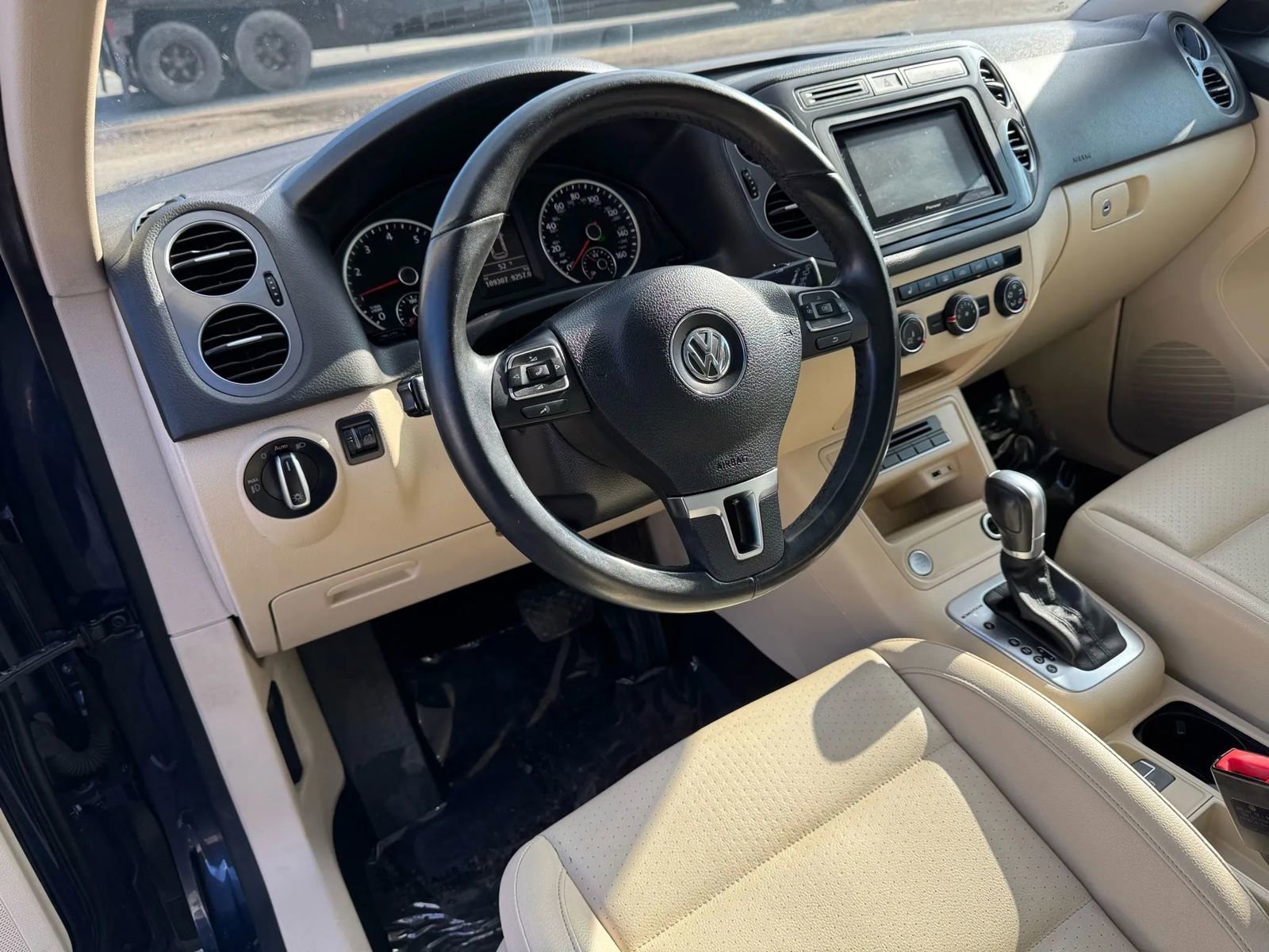 Used 2016 Volkswagen Tiguan SE image 24