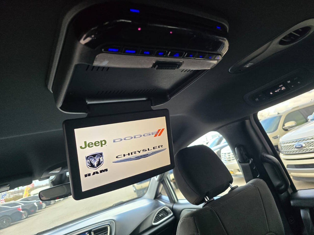Used 2020 Chrysler Pacifica Touring w/ Advanced Safetytec Group FWD image 32
