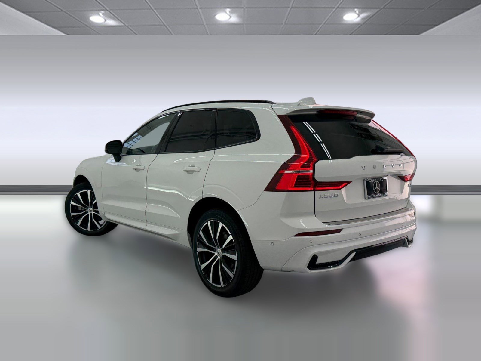 Used 2024 Volvo XC60 B5 Plus w/ Protection Package Premier image 3