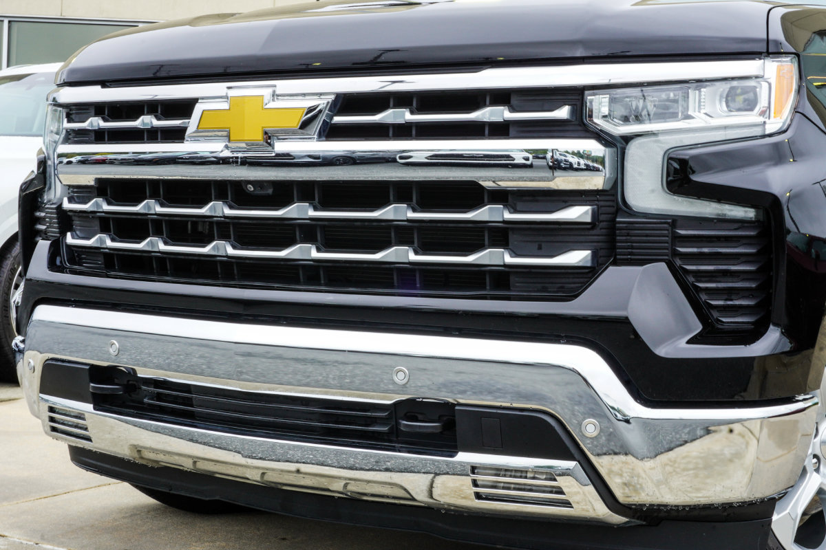 Used 2023 Chevrolet Silverado 1500 LTZ AWD/4WD image 2