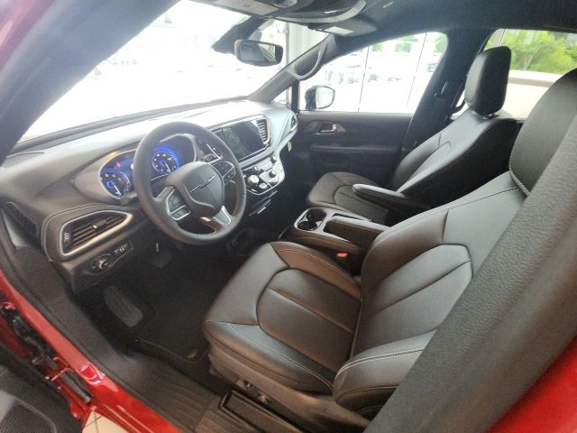 New 2026 Chrysler Pacifica Select image 30