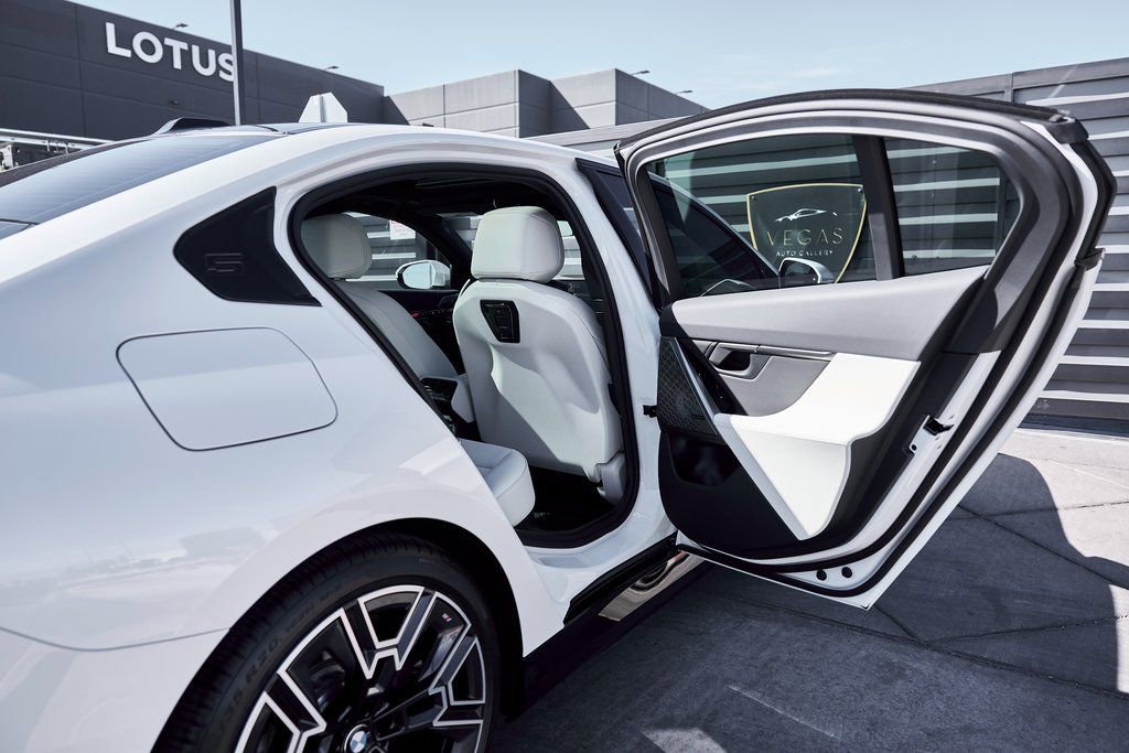 Used 2026 BMW 550e xDrive image 25