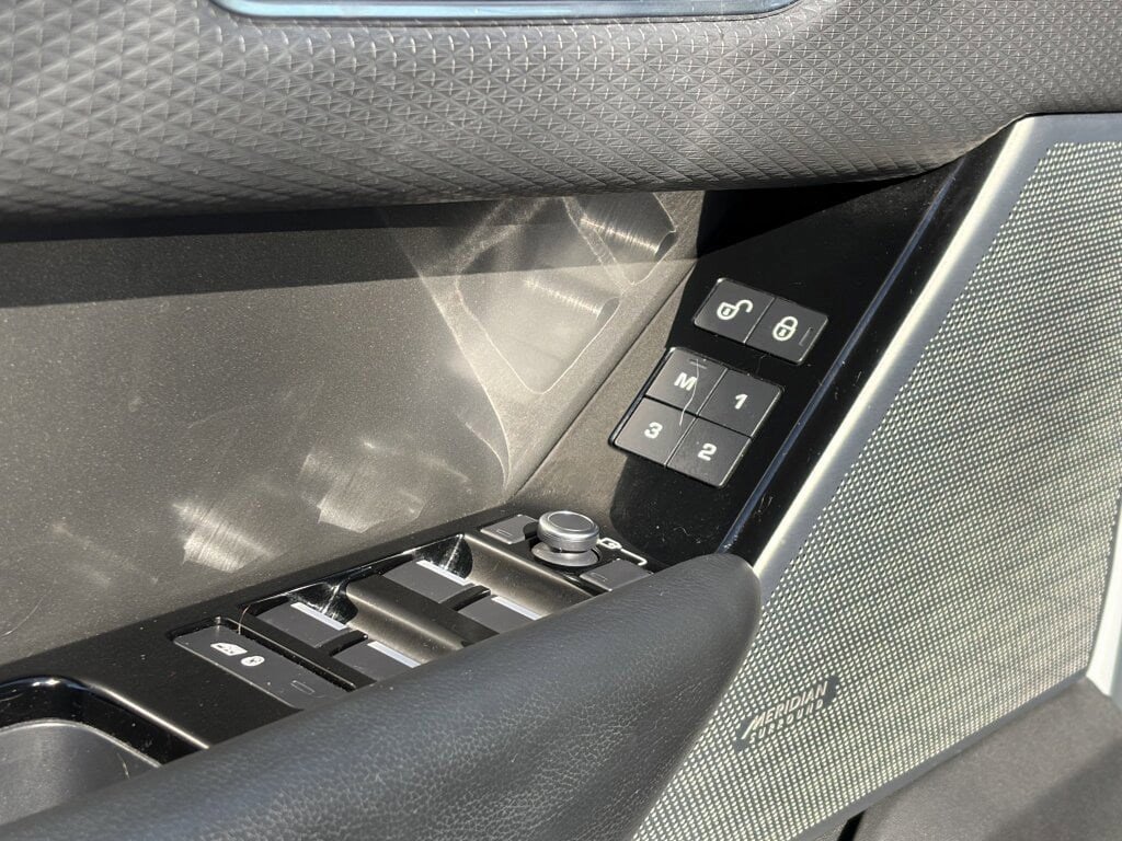 Used 2018 Land Rover Range Rover Velar S image 22