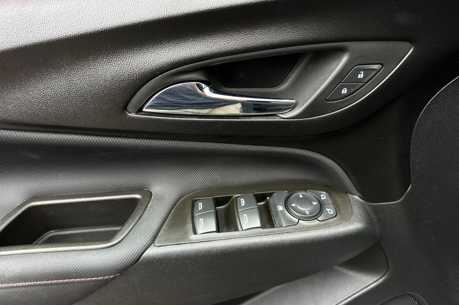 Used 2023 Chevrolet Equinox RS FWD image 11