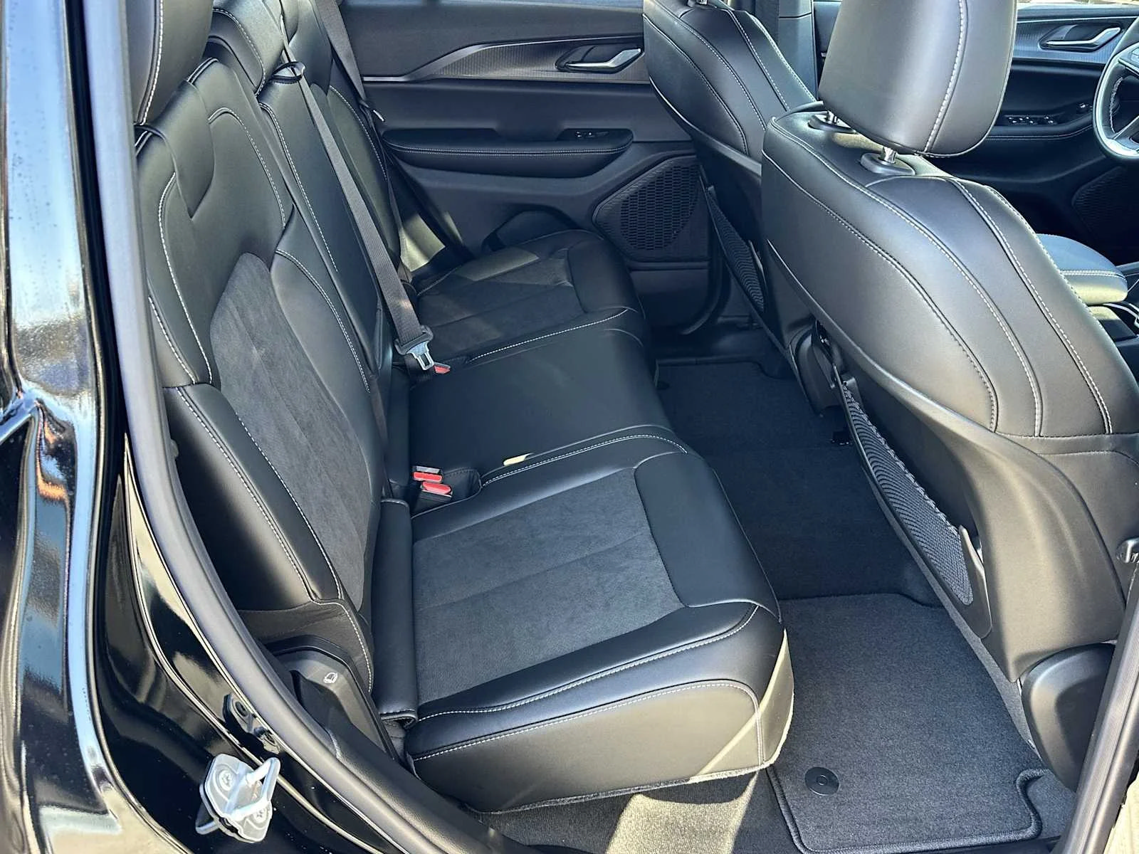 New 2025 Jeep Grand Cherokee Altitude AWD/4WD image 15