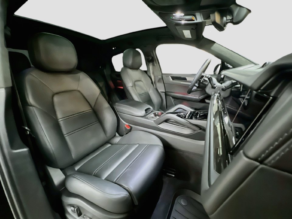 Certified 2025 Porsche Cayenne GTS AWD/4WD image 30