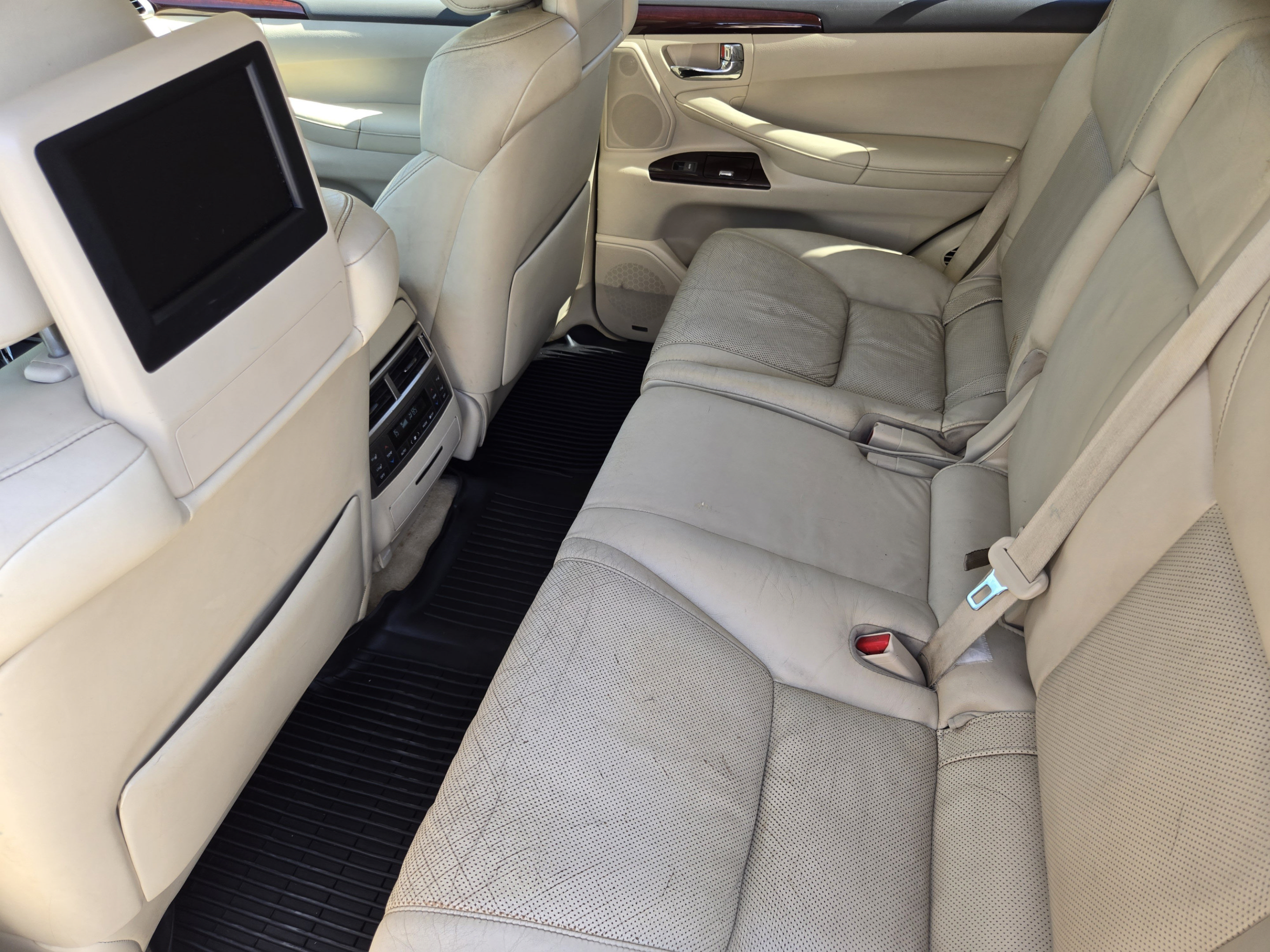 Used 2014 Lexus LX 570 4WD w/ Luxury Package image 27