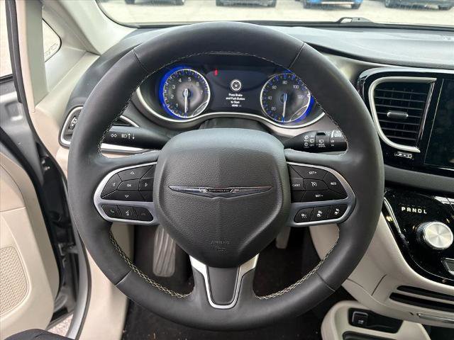 Used 2024 Chrysler Pacifica Touring-L image 9