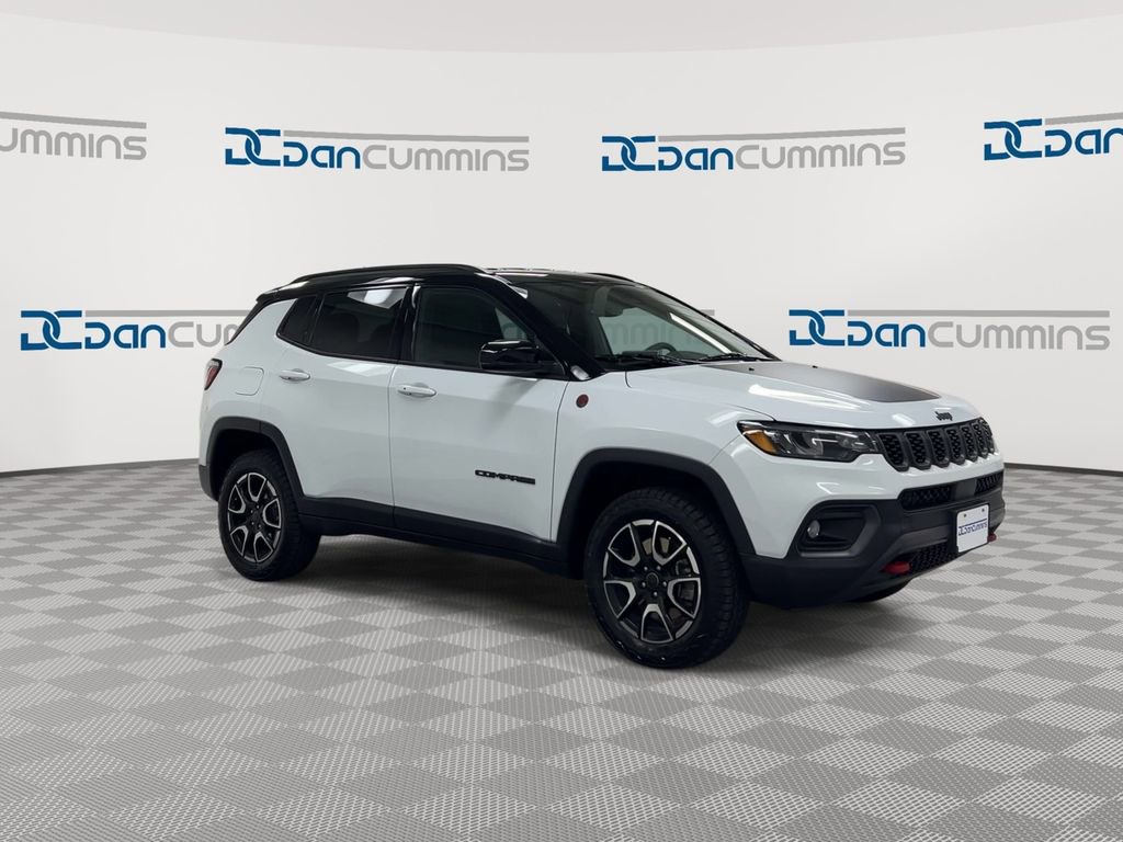 Used 2025 Jeep Compass Trailhawk w/ Trailer Tow Group AWD/4WD image 2