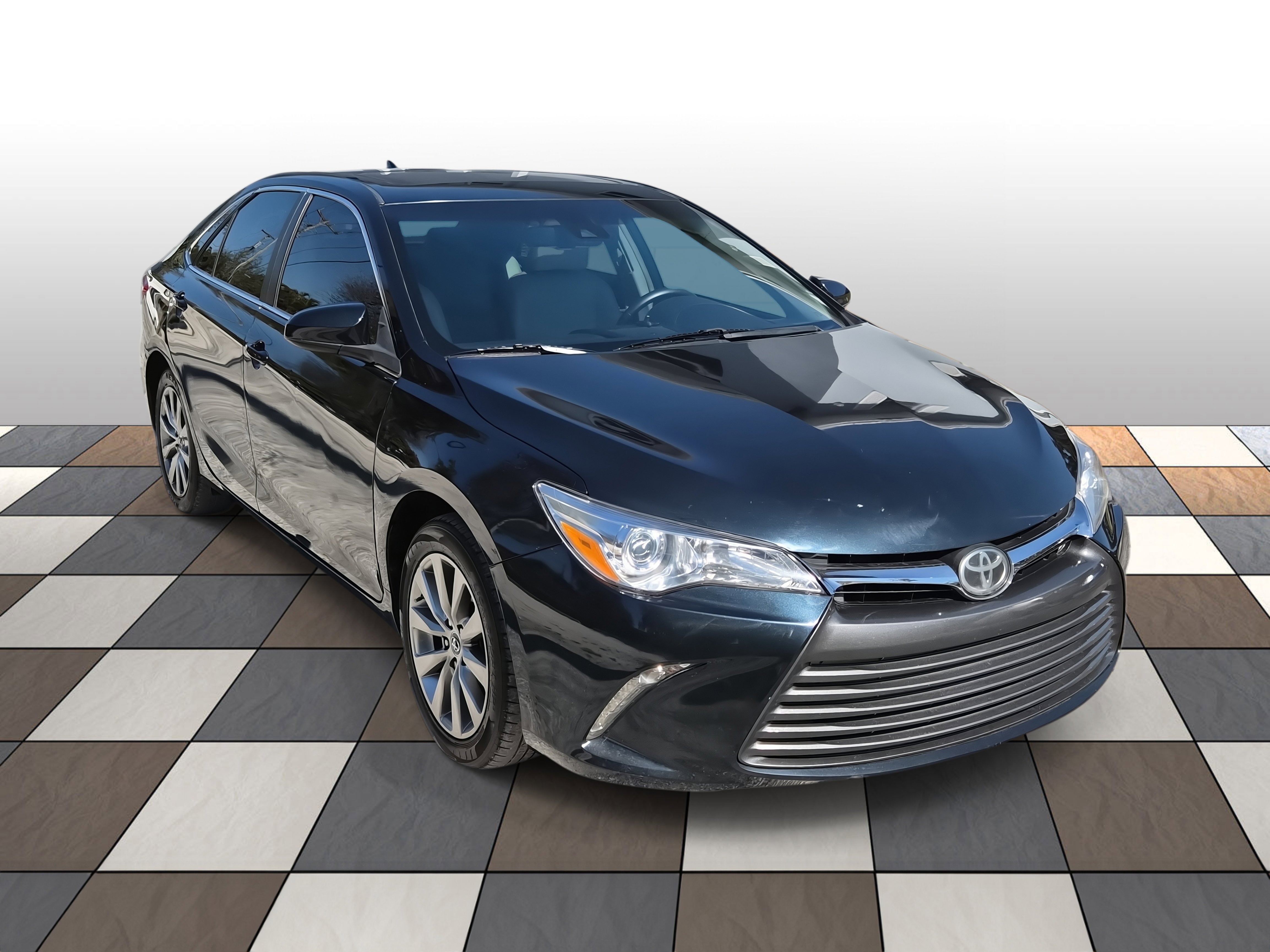 Used 2016 Toyota Camry XLE w/ Moonroof Package image 3