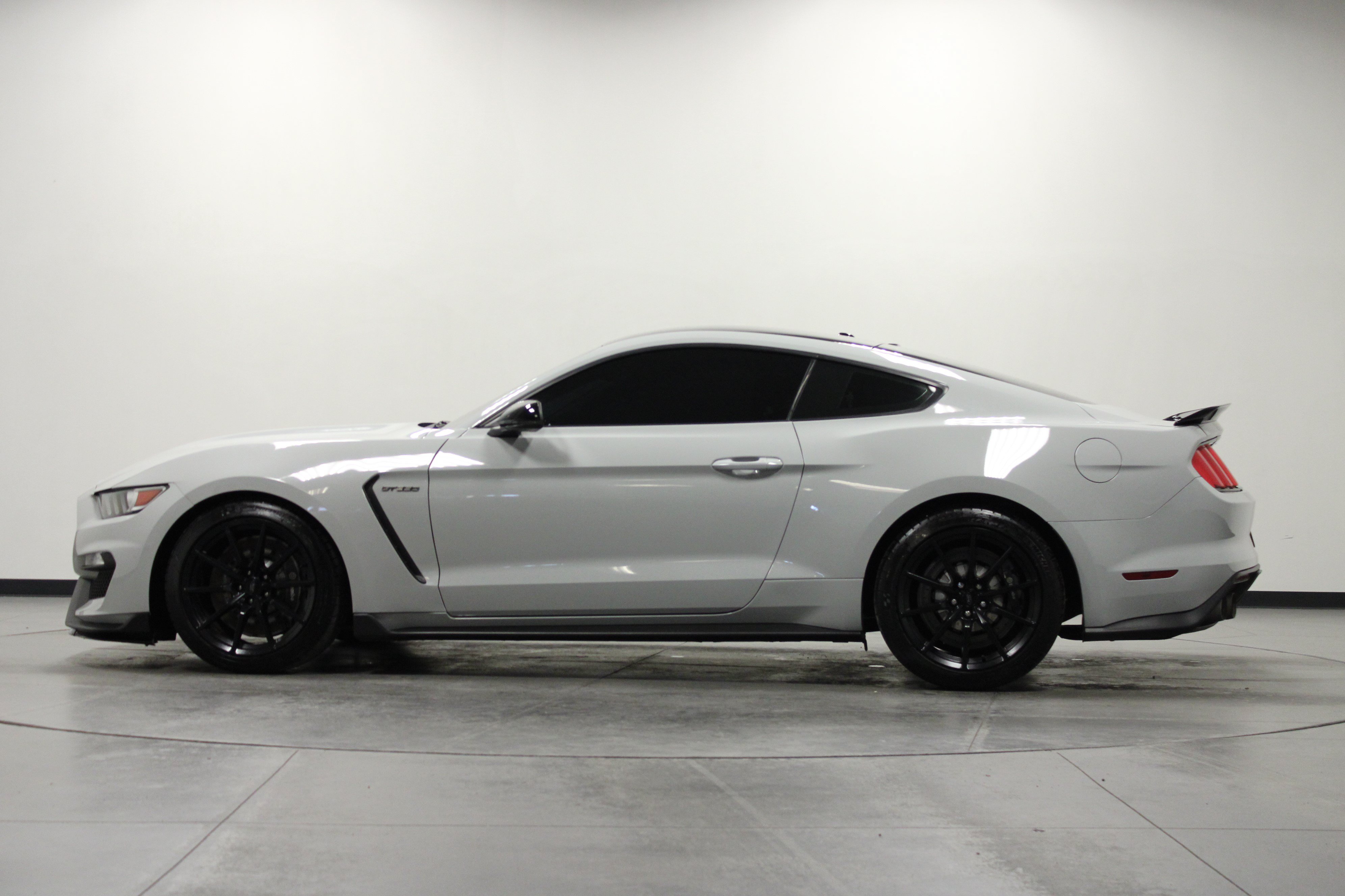 Used 2017 Ford Mustang Shelby GT350 w/ Convenience Package RWD image 7